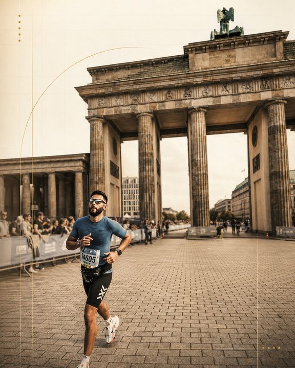Christian Concha frente a la Puerta de Brandeburgo en la maratón de Berlín 2021
