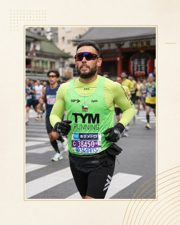 Christian Concha en Asakusa frente a Senso-ji durante la maratón de Tokio 2023, con la bandera chilena