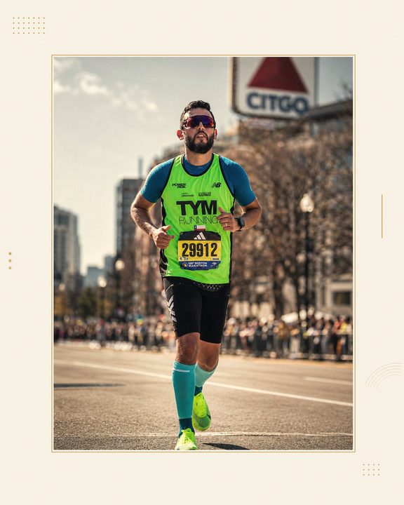 Christian Concha en Kenmore Square frente al cartel CITGO durante la 128th Boston Marathon 2024, a una milla de completar la Six Star
